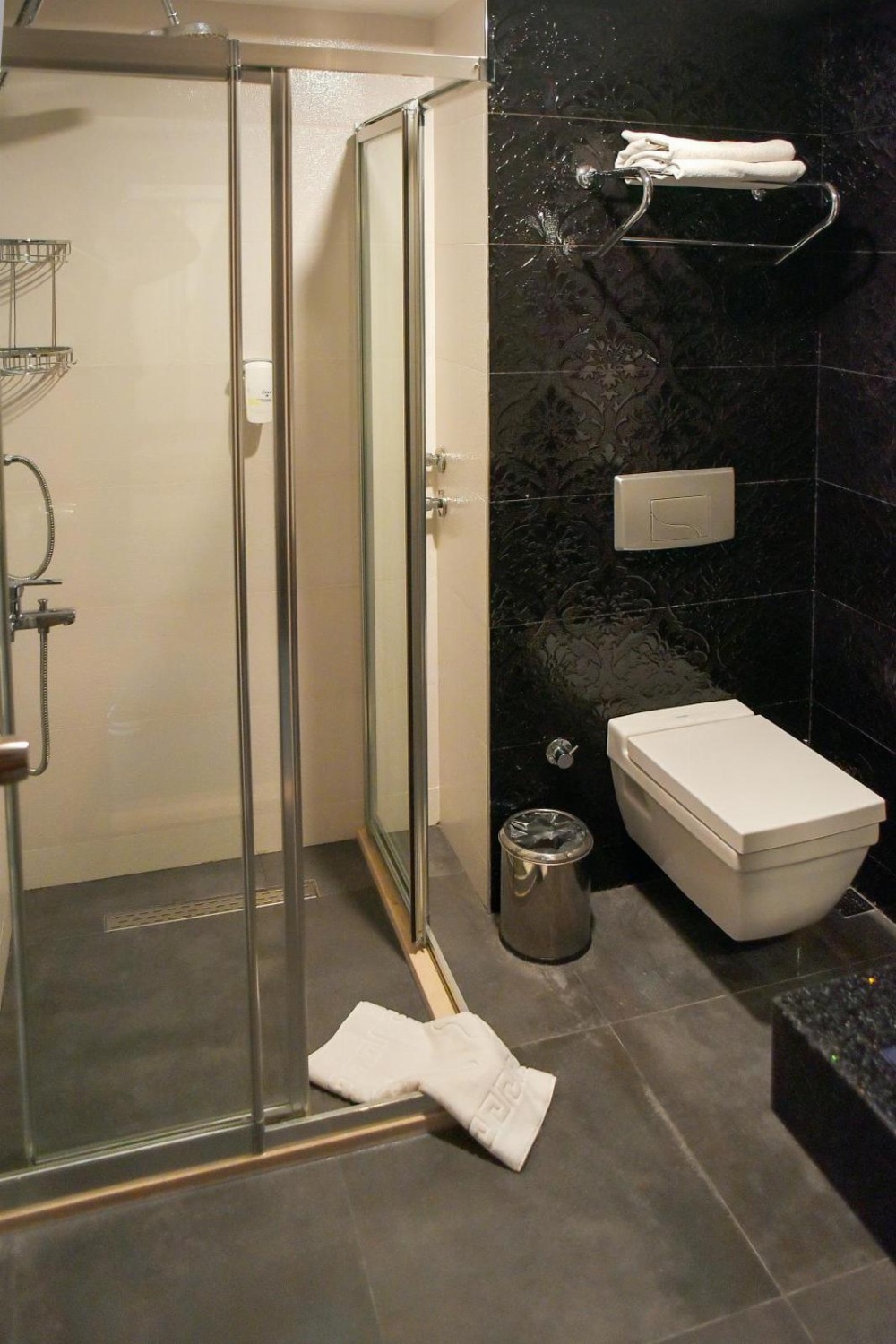 Golden Lake Hotel Main image