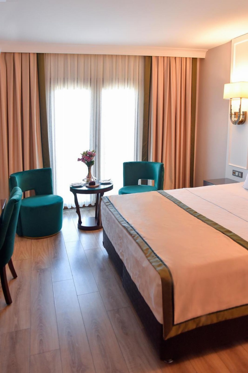 Golden Lake Hotel Main image